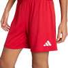 Rote Shorts mit weißem Adidas-Logo auf dem rechten Bein.