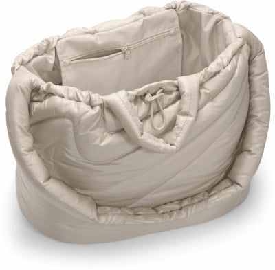 Große beige gesteppte Tasche mit Nike-Logo und Innentasche mit Reißverschluss. Große beige gesteppte Tasche mit Nike-Logo und Innentasche mit Reißverschluss.