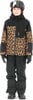 Mädchen in Skikleidung mit Leopardenmuster, schwarzer Jacke und Hose.