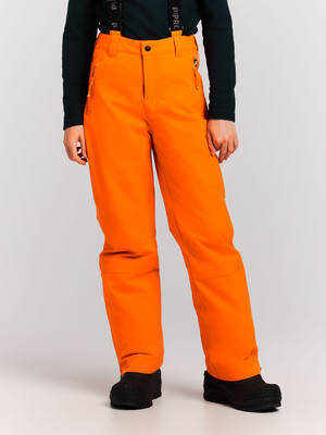Orange Skihose mit schwarzen Hosenträgern und Stiefeln auf hellem Hintergrund. Orange Skihose mit schwarzen Hosenträgern und Stiefeln auf hellem Hintergrund.
