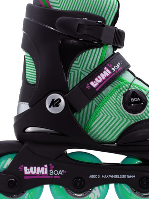 Grüne K2-Rollschuhe mit BOA-System und lila Lumi-Logo. Grüne K2-Rollschuhe mit BOA-System und lila Lumi-Logo.