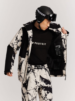 Ein Mann in Skiausrüstung mit bedruckter Jacke und Hose. Ein Mann in Skiausrüstung mit bedruckter Jacke und Hose.
