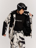 Ein Mann in Skiausrüstung mit bedruckter Jacke und Hose.