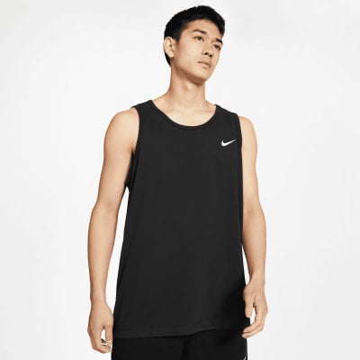 Ein Mann in einem schwarzen Nike-Tanktop mit Sportlogo vor weißem Hintergrund. Ein Mann in einem schwarzen Nike-Tanktop mit Sportlogo vor weißem Hintergrund.