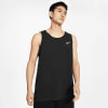 Ein Mann in einem schwarzen Nike-Tanktop mit Sportlogo vor weißem Hintergrund.