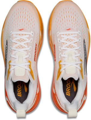 Draufsicht auf weiße Brooks-Laufschuhe mit orangefarbenen Akzenten und weißen Schnürsenkeln. Draufsicht auf weiße Brooks-Laufschuhe mit orangefarbenen Akzenten und weißen Schnürsenkeln.