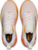 Draufsicht auf weiße Brooks-Laufschuhe mit orangefarbenen Akzenten und weißen Schnürsenkeln.