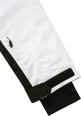 Weiße Jacke mit schwarzem Saum und Klettverschluss, Wassertropfen auf der Oberfläche. Weiße Jacke mit schwarzem Saum und Klettverschluss, Wassertropfen auf der Oberfläche.