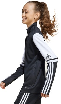 Mädchen in schwarzer Sportkleidung mit weißen Streifen und Adidas-Logo.
