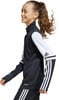 Mädchen in schwarzer Sportkleidung mit weißen Streifen und Adidas-Logo.