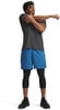 Ein Mann im dunkelgrauen T-Shirt und blauen Shorts trainiert.