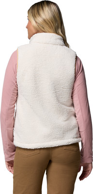 Rückansicht einer Frau in einer cremefarbenen Sherpa-Weste und einem rosa Pullover.