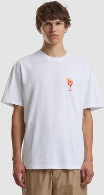 Ein Mann in einem weißen T-Shirt mit einem Getränkedruck.