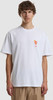 Ein Mann in einem weißen T-Shirt mit einem Getränkedruck.