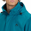 Blaue McKinley Herrenjacke mit Logo und Kapuze.