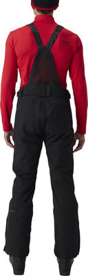Mann in roter Jacke und schwarzer Skihose mit Latz.