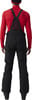 Mann in roter Jacke und schwarzer Skihose mit Latz.
