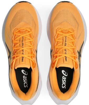 Egy pár narancssárga ASICS futócipő fehér talppal és fekete részletekkel. Egy pár narancssárga ASICS futócipő fehér talppal és fekete részletekkel.
