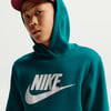 Ein Junge in einem dunkel-türkisfarbenen Kapuzenpullover mit Nike-Logo.
