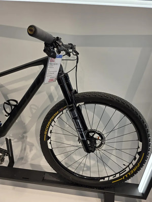 Schwarzes Mountainbike mit RockShox-Gabel und Scheibenbremse.