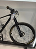Schwarzes Mountainbike mit RockShox-Gabel und Scheibenbremse.