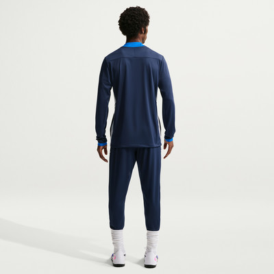 Rückansicht eines Mannes in dunkelblauer Sportkleidung mit blauem Kragen. Rückansicht eines Mannes in dunkelblauer Sportkleidung mit blauem Kragen.