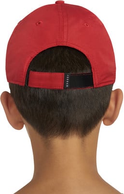 Rückansicht einer roten Kappe mit schwarzem Jordan-Band. Rückansicht einer roten Kappe mit schwarzem Jordan-Band.