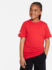 Junge in rotem Nike-T-Shirt und schwarzer Hose