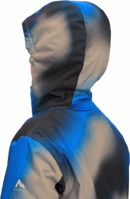 Nahaufnahme der Kapuze einer blauen Jacke mit digitalem Muster.
