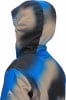 Nahaufnahme der Kapuze einer blauen Jacke mit digitalem Muster.