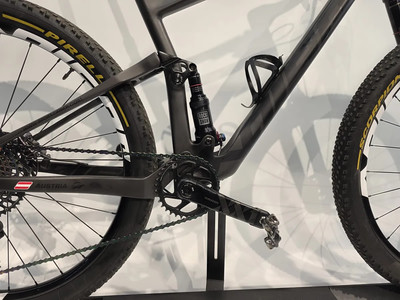 Detail eines Carbon-Mountainbikes mit Dämpfer und Antrieb.