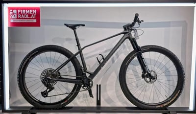 Schwarzes Mountainbike mit Federung und Logo auf dem Rahmen. Schwarzes Mountainbike mit Federung und Logo auf dem Rahmen.