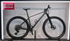 Schwarzes Mountainbike mit Federung und Logo auf dem Rahmen.
