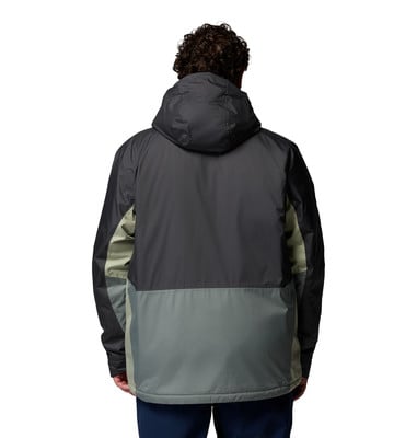 Rückansicht eines Mannes in einer dunklen Kapuzenjacke mit farbigen Einsätzen. Rückansicht eines Mannes in einer dunklen Kapuzenjacke mit farbigen Einsätzen.
