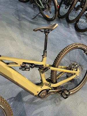 Grünes Fullsuspension E-Bike mit Fox-Dämpfer und Schwalbe-Reifen. Grünes Fullsuspension E-Bike mit Fox-Dämpfer und Schwalbe-Reifen.