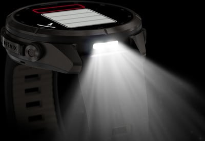 Schwarze Smartwatch mit eingeschalteter LED und Lichtstrahlen. Schwarze Smartwatch mit eingeschalteter LED und Lichtstrahlen.