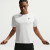 Ein Mann im weißen Nike-T-Shirt mit einem schwarzen Springseil.