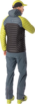 Mann in Skijacke und Hose mit Skischuhen. Mann in Skijacke und Hose mit Skischuhen.