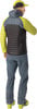 Mann in Skijacke und Hose mit Skischuhen.