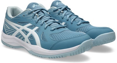 Blaue Sportschuhe mit weißen Streifen und Schnürsenkeln, Marke Asics. Blaue Sportschuhe mit weißen Streifen und Schnürsenkeln, Marke Asics.