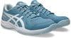 Blaue Sportschuhe mit weißen Streifen und Schnürsenkeln, Marke Asics.