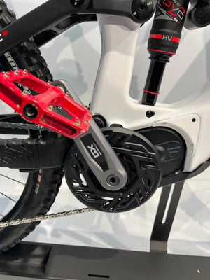 Detail eines Mountainbikes mit rotem Pedal und schwarzem Kettenblatt. Detail eines Mountainbikes mit rotem Pedal und schwarzem Kettenblatt.