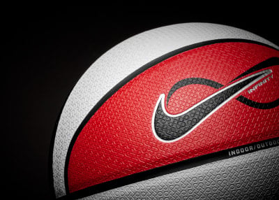 Nahaufnahme eines Nike-Basketballs mit rotem Panel und Logo.