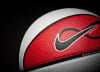 Nahaufnahme eines Nike-Basketballs mit rotem Panel und Logo.