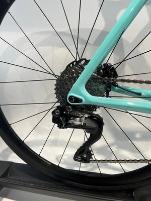 Shimano 105 Schaltwerk an einem türkisfarbenen Fahrrad. Shimano 105 Schaltwerk an einem türkisfarbenen Fahrrad.