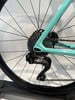 Shimano 105 Schaltwerk an einem türkisfarbenen Fahrrad.