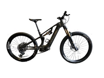 Schwarzes E-Mountainbike der Marke Cannondale mit Federung.