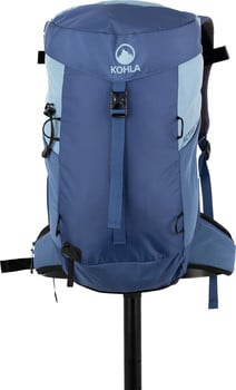 Blauer Kohla Wanderrucksack mit Logo und Frontriemen.