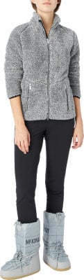 Frau in grauem Fleece-Pullover, schwarzer Hose und hellblauen Schneestiefeln. Frau in grauem Fleece-Pullover, schwarzer Hose und hellblauen Schneestiefeln.