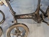 Detail des Rahmens eines schwarzen E-Bikes mit Gocycle-Logo.